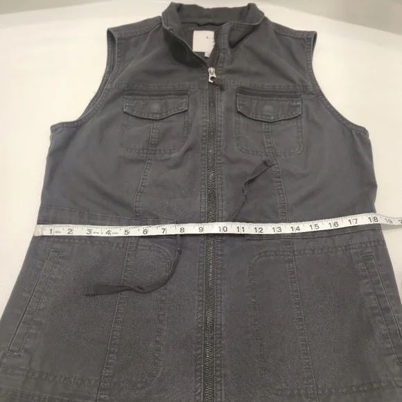 Sleeveless Zip-Up Vest - Picture 7 of 11